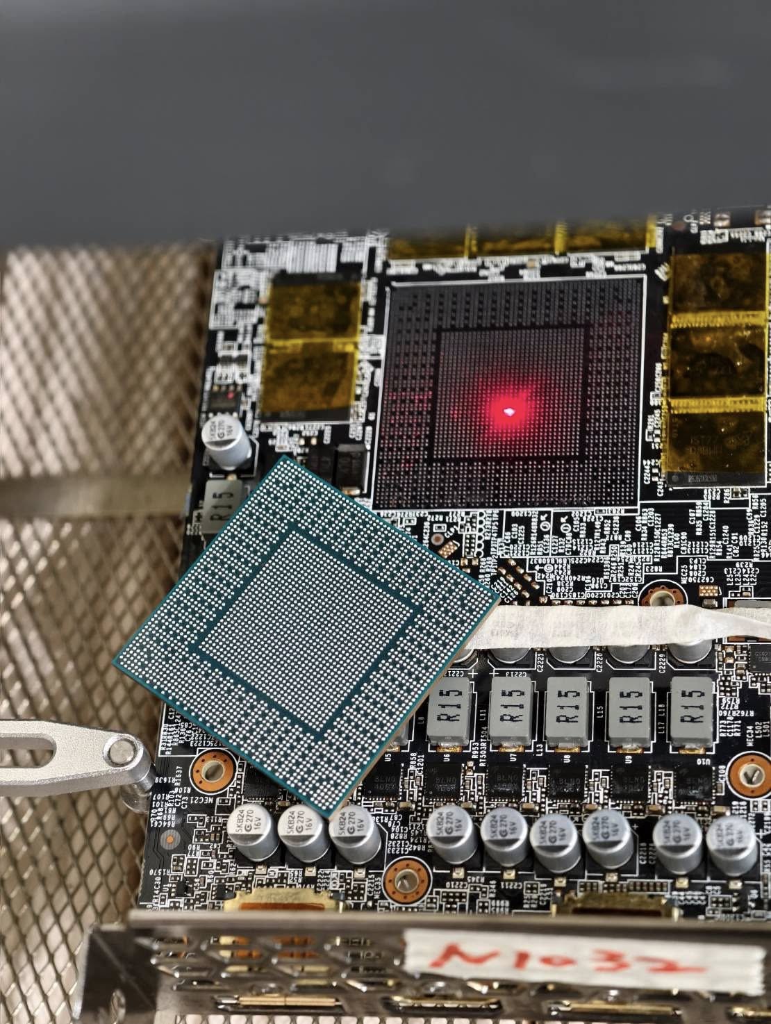 技嘉3070Ti遭同行誤修？顯存虛焊與錫球規格的關聯