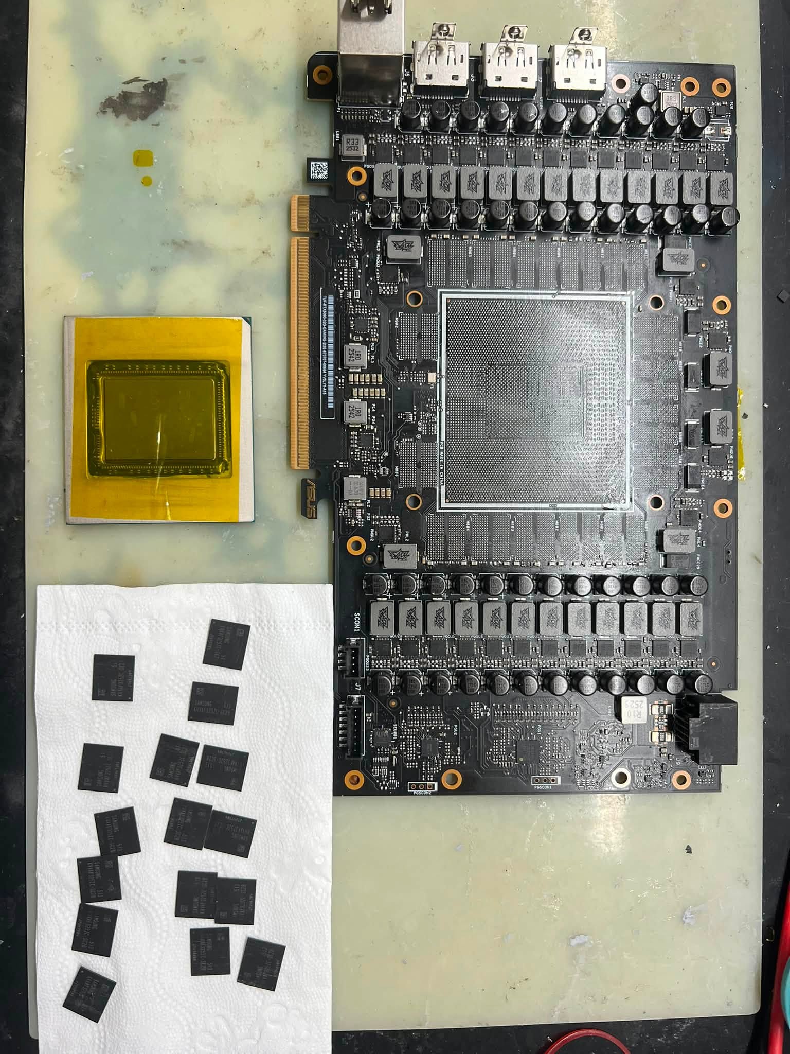 RTX 5090 PCB斷裂變形维修:桌子塌陷連機帶卡摔落,核心與顯存搬板實錄